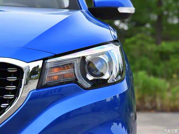 上汽集團(tuán) 名爵ZS 2018款 1.5L 手動(dòng)65寸巨幕天窗版