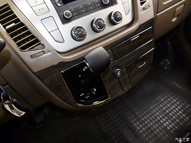 上汽大通 上汽大通V80 2017款 2.5T手動商杰版長軸中頂