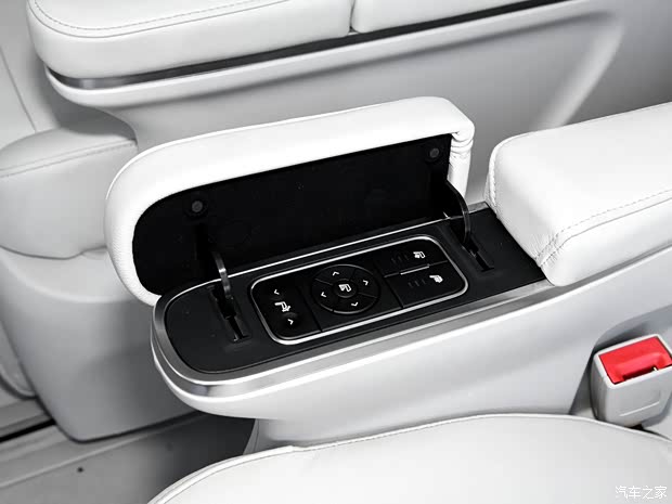 广汽乘用车 传祺GM8 2018款 320T 尊贵版