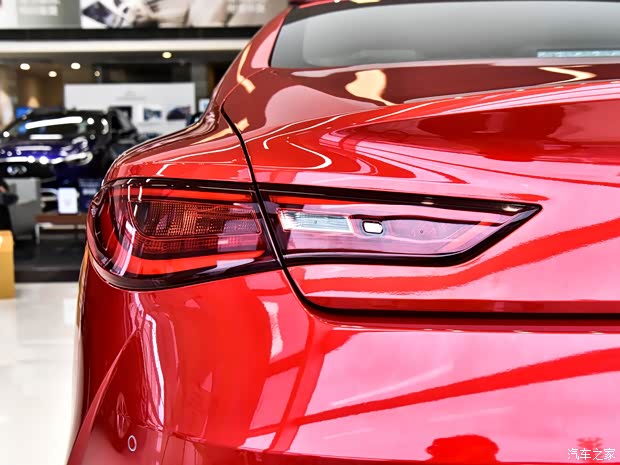 英菲尼迪(进口) 英菲尼迪Q60 2017款 2.0T 标准型