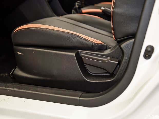 上汽通用五菱 寶駿310 2016款 1.2L 手動(dòng)豪華型