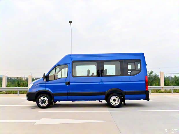 南京依维柯 依维柯欧胜 2020款 3.0T自动商瑞手动门长轴高顶14座F1C