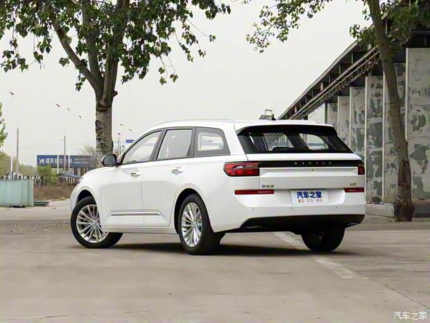 上汽通用五菱 新寶駿Valli 2021款 1.5T CVT伊犁牧場(chǎng)