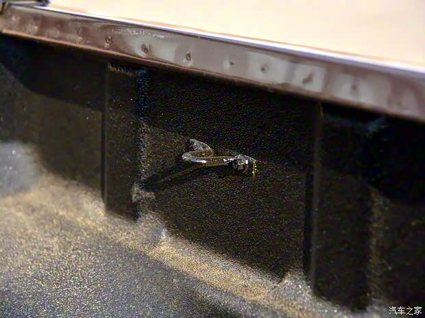 江铃集团轻汽 骐铃T7 2016款 2.8T四驱尊贵版加长轴距JE493ZLQ4CB