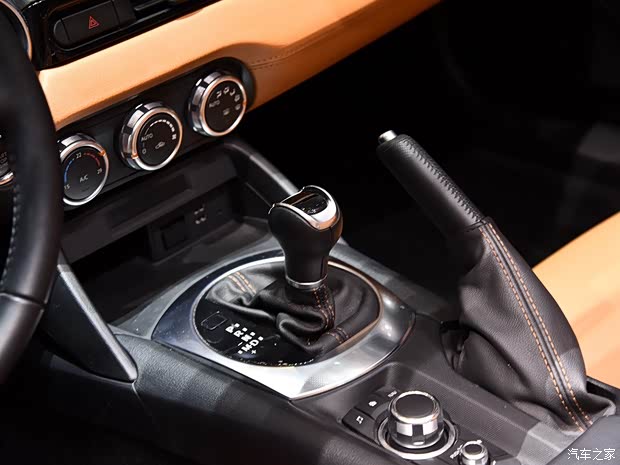 菲亚特(进口) 菲亚特124 2017款 124 Spider Europa 菲亚特(进口) 菲亚特124 2017款 124 Spider Europa