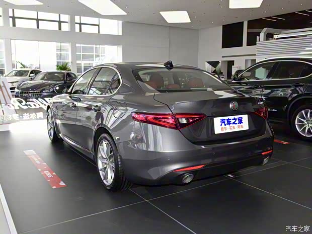 阿尔法·罗密欧 Giulia 2021款 2.0T 280HP 豪华版 阿尔法·罗密欧 Giulia 2021款 2.0T 280HP 豪华版