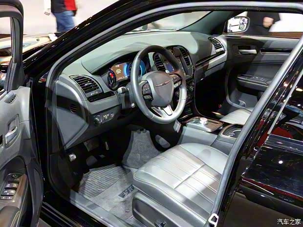 克萊斯勒(進口) 克萊斯勒300 2016款 S Alloy Edition 克萊斯勒(進口) 克萊斯勒300 2016款 S Alloy Edition