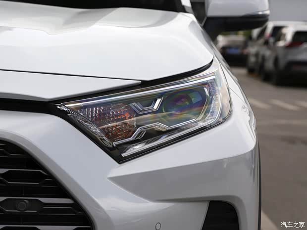 一汽丰田 RAV4荣放 2021款 2.0L CVT四驱尊贵版