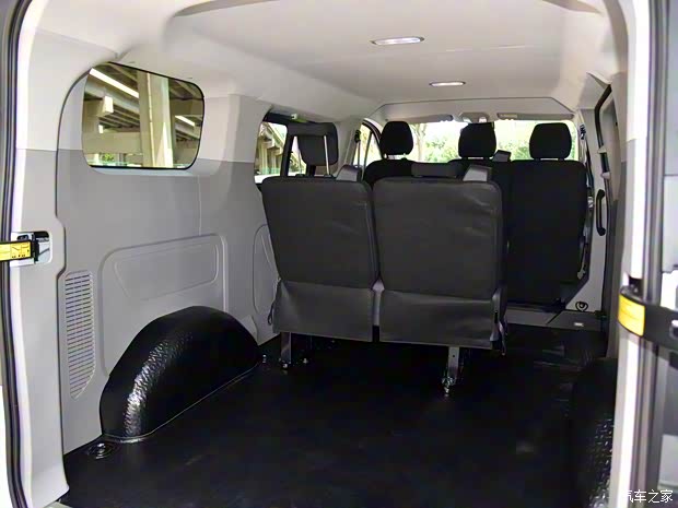 上汽大通 上汽大通MAXUS 新途V70 2023款 2.0T 精英版 自動(dòng)短軸低頂 5/6座