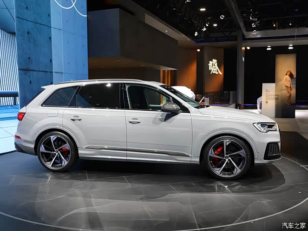 奥迪(进口) 奥迪SQ7 2024款 4.0 TFSI 暗夜骑士版