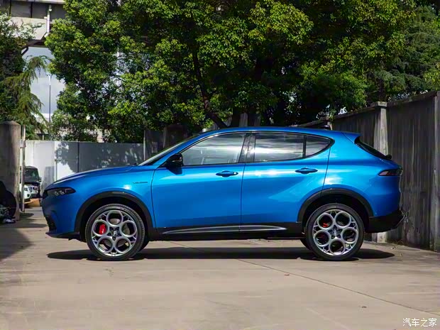 阿尔法·罗密欧 Tonale 2023款 基本型 阿尔法·罗密欧 Tonale 2023款 基本型