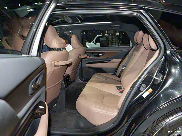 丰田(进口) 皇冠(进口) 2024款 Sedan 丰田(进口) 皇冠(进口) 2024款 Sedan