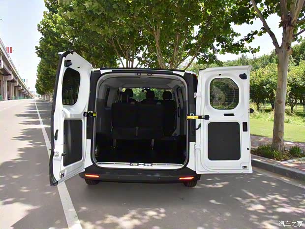 上汽大通 上汽大通MAXUS 新途V70 2023款 2.0T 精英版 自動(dòng)短軸低頂 5/6座