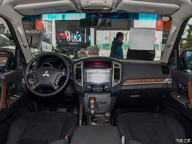 三菱(进口) 帕杰罗(进口) 2018款 3.0L 自动舒适版 三菱(进口) 帕杰罗(进口) 2018款 3.0L 自动舒适版