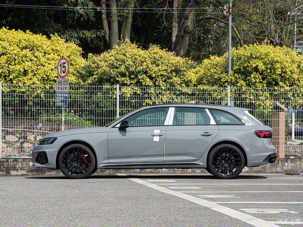 Audi Sport 奧迪RS 4 2023款 RS4 Avant 黑曜版