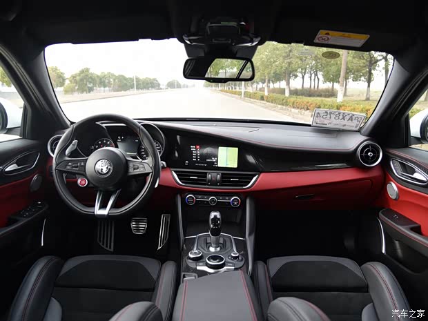 阿尔法·罗密欧 Giulia 2017款 2.9T 510HP 四叶草版