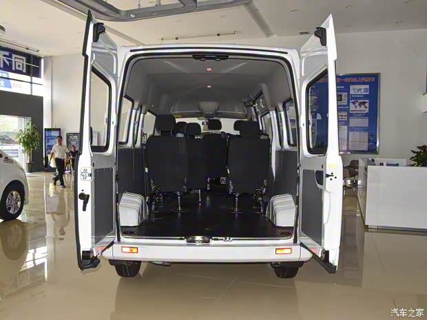 上汽大通 上汽大通MAXUS V80 2021款 2.0T 手動(dòng)經(jīng)典傲運(yùn)通長(zhǎng)軸中頂6/7/8/9座