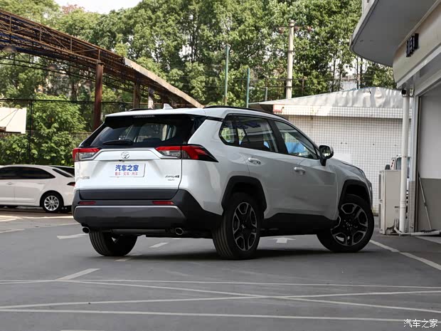 一汽丰田 RAV4荣放 2021款 2.0L CVT四驱尊贵版