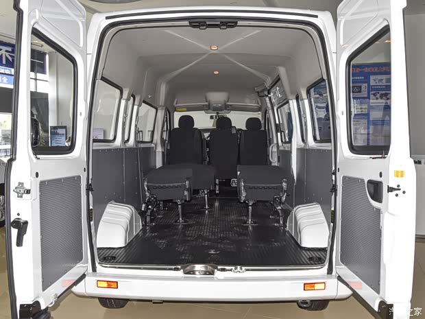 上汽大通 上汽大通MAXUS V80 2021款 2.0T 手動(dòng)經(jīng)典傲運(yùn)通長(zhǎng)軸中頂6/7/8/9座