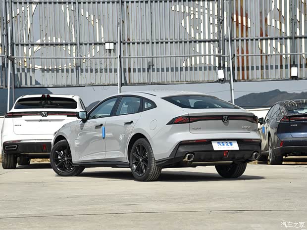 長(zhǎng)安汽車 長(zhǎng)安UNI-V 智電iDD 2023款  智電iDD 1.5T 113km智趣型