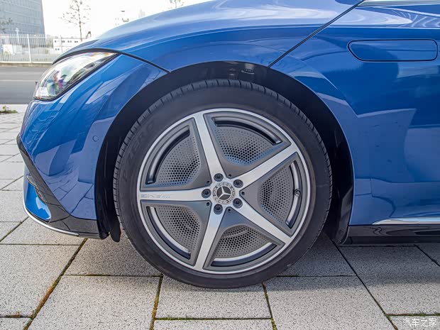 梅賽德斯-EQ 奔馳EQE(海外) 2022款 500 4MATIC AMG Line