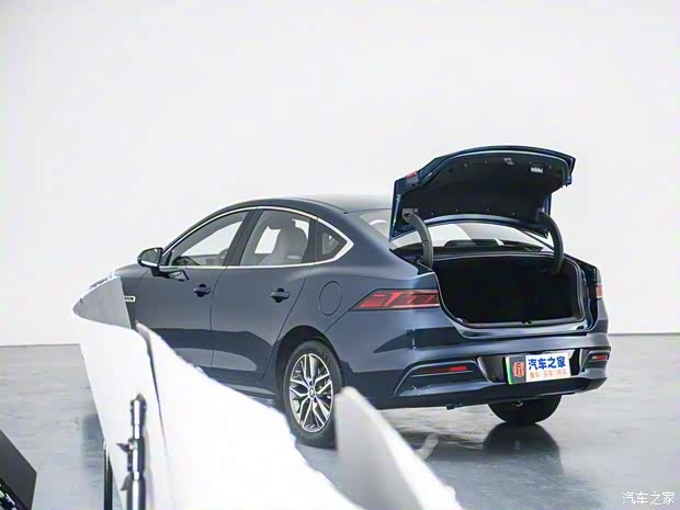 比亞迪 秦PLUS 2023款 冠軍版 DM-i 120KM 旗艦型