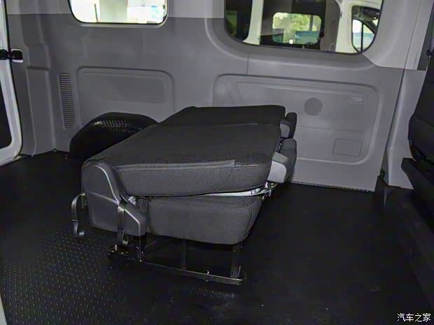 上汽大通 上汽大通MAXUS新途V70 2023款 2.0T柴油手动精英版5/6座 93kW 上汽大通 上汽大通MAXUS新途V70 2023款 2.0T柴油手动精英版5/6座 93kW