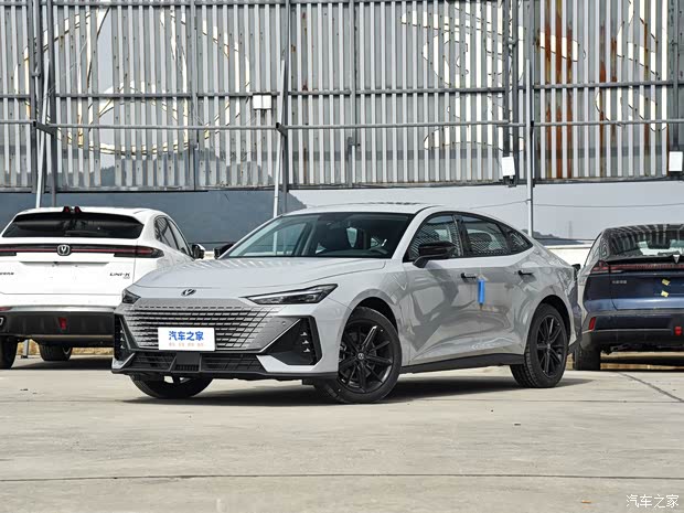 長(zhǎng)安汽車 長(zhǎng)安UNI-V 智電iDD 2023款  智電iDD 1.5T 113km智趣型