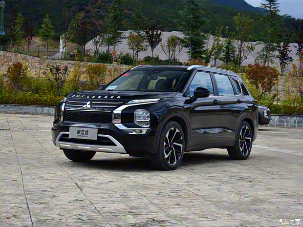 广汽三菱 欧蓝德 2023款 1.5T CVT四驱尊耀版 7座 广汽三菱 欧蓝德 2023款 1.5T CVT四驱尊耀版 7座