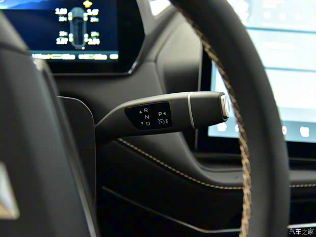 长安深蓝 长安深蓝SL03 2022款 712km 高配纯电版