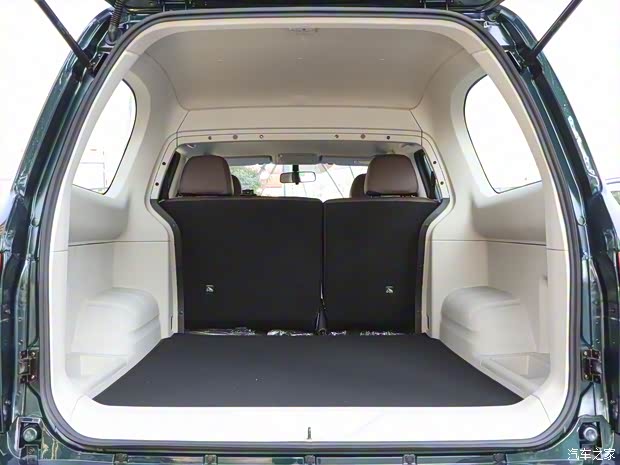 郑州日产 帕拉索 2022款 2.0T 手动两驱尊雅型 郑州日产 帕拉索 2022款 2.0T 手动两驱尊雅型