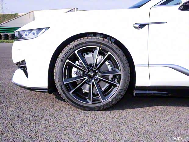 岚图汽车 岚图追光 2024款 PHEV 超长续航版 岚图汽车 岚图追光 2024款 PHEV 超长续航版