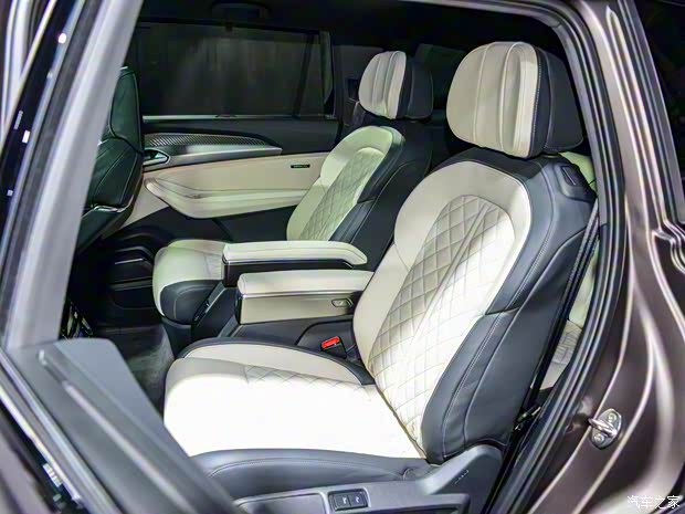 上汽奥迪 奥迪Q6 2022款 50 TFSI quattro 凌云版edition one 飞骑套装 6座 上汽奥迪 奥迪Q6 2022款 50 TFSI quattro 凌云版edition one 飞骑套装 6座