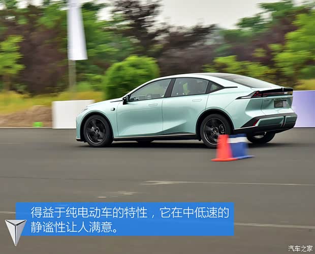 長(zhǎng)安深藍(lán) 長(zhǎng)安深藍(lán)SL03 2022款 712km 高配純電版