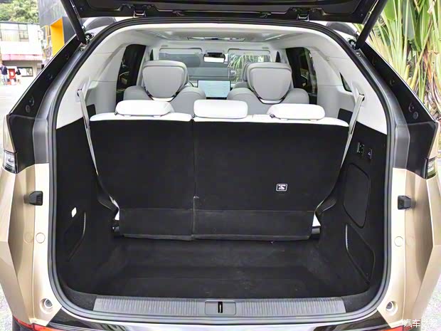 小鹏汽车 小鹏X9 2024款 四驱 三元锂