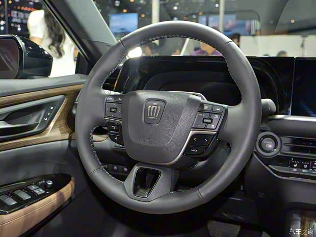 丰田(进口) 皇冠(进口) 2024款 Sedan 丰田(进口) 皇冠(进口) 2024款 Sedan