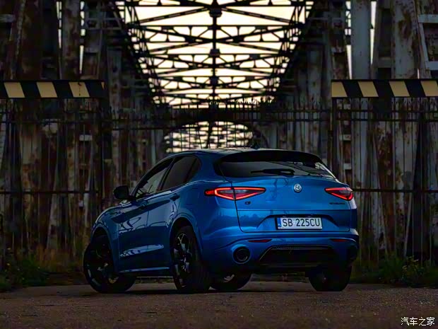 阿尔法·罗密欧 Stelvio斯坦维 2022款 Estrema 阿尔法·罗密欧 Stelvio斯坦维 2022款 Estrema