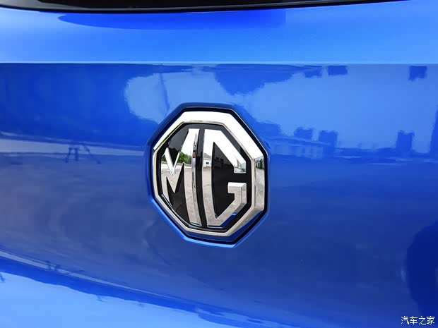 上汽集團(tuán) 名爵ZS 2018款 1.5L 手動(dòng)65寸巨幕天窗版