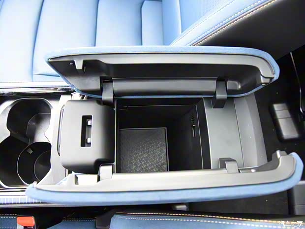 睿藍(lán)汽車 睿藍(lán)9 2023款 創(chuàng)始版 6座