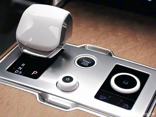 路虎(进口) 揽胜 2023款 4.4 V8 530PS SV 加长版 路虎(进口) 揽胜 2023款 4.4 V8 530PS SV 加长版