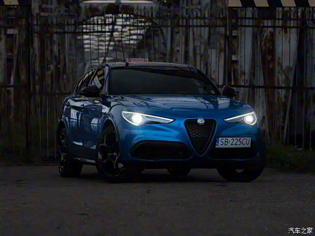 阿尔法·罗密欧 Stelvio斯坦维 2022款 Estrema 阿尔法·罗密欧 Stelvio斯坦维 2022款 Estrema