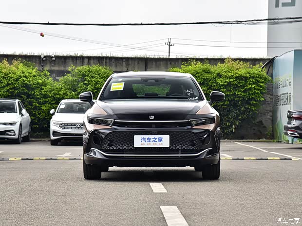 丰田(进口) 皇冠(进口) 2023款 2.4T SportCross HEV四驱至尊版