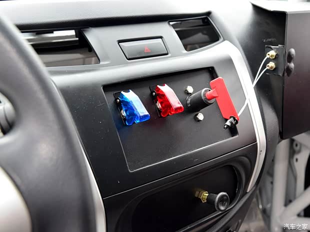 鄭州日產(chǎn) 納瓦拉 2017款 2.5L手動四驅(qū)旗艦版QR25