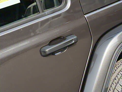 2022款 2.0T 高地四门版 2022款 2.0T 高地四门版