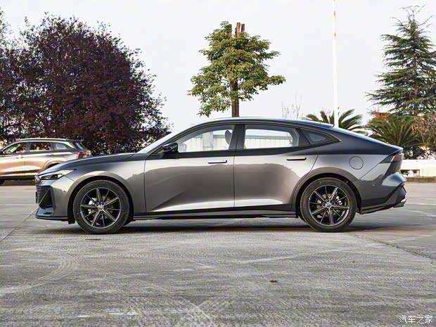 長安汽車 長安UNI-V 2022款 1.5T 智慧領(lǐng)航型