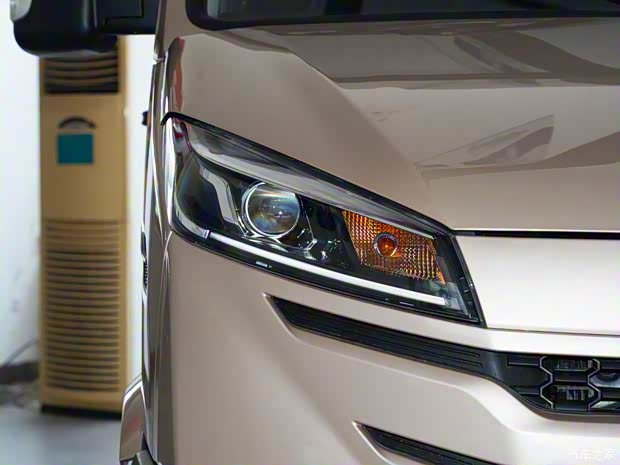 南京依维柯 依维柯得意 2023款 聚金版 2.5T A35M1客车短轴中顶单胎侧拉门5-9座