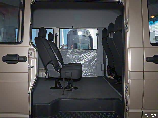 南京依维柯 依维柯得意 2023款 多功能客车