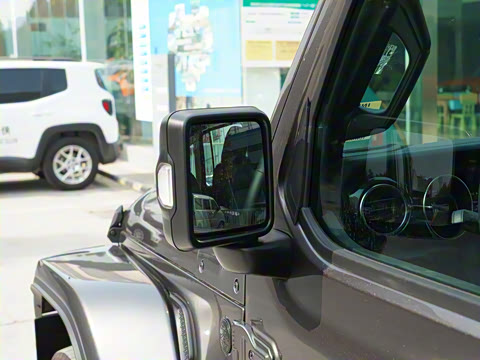 2022款 2.0T 高地四门版 2022款 2.0T 高地四门版