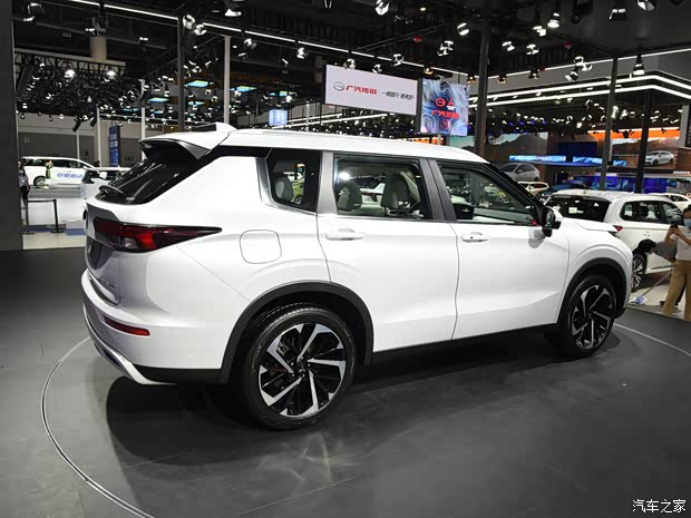 廣汽三菱 歐藍(lán)德 2023款 1.5T CVT四驅(qū)尊耀版 7座