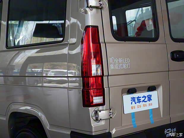 南京依维柯 依维柯得意 2023款 聚金版 2.5T A35M1客车短轴中顶单胎侧拉门5-9座